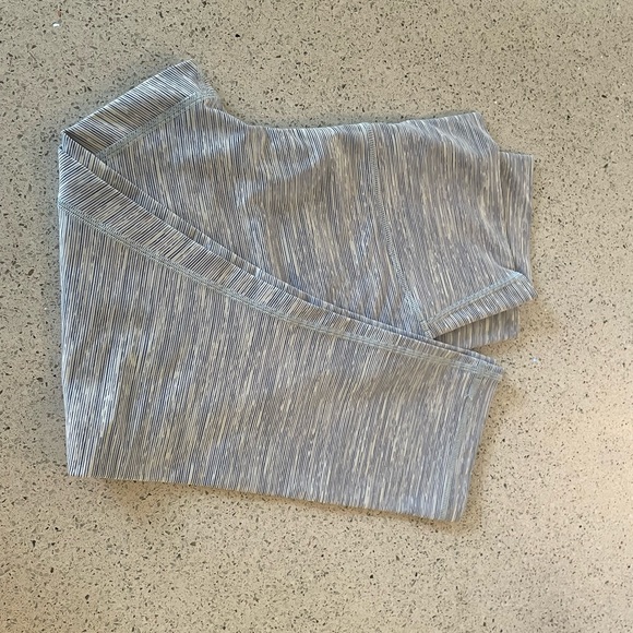 Lululemon Wunder Under Leggings - Picture 3 of 6